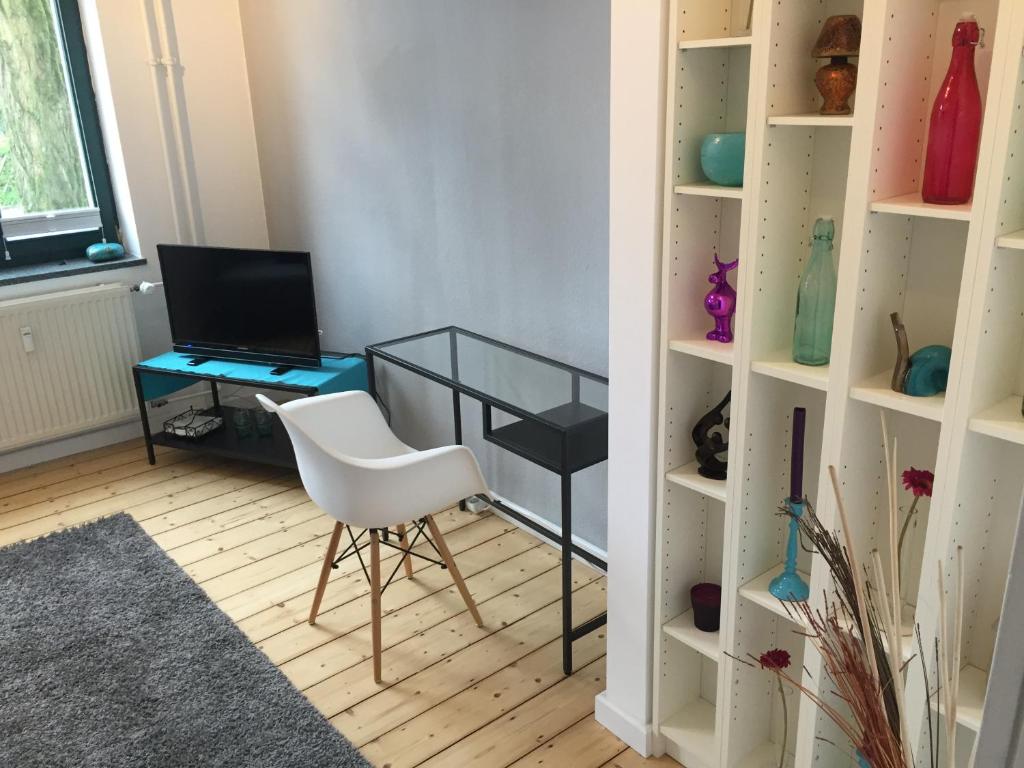 Habitación con escritorio, silla y ordenador. en Apartment KR18, en Ratingen