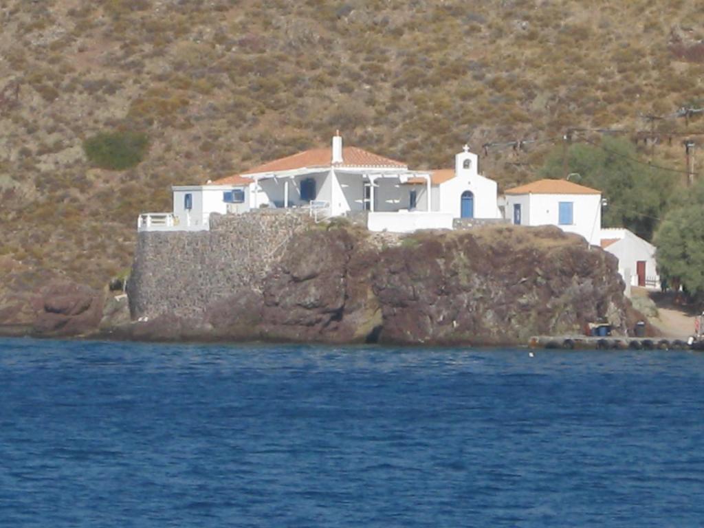 una casa en una isla rocosa en el agua en Villa Ostria en Vlikhós