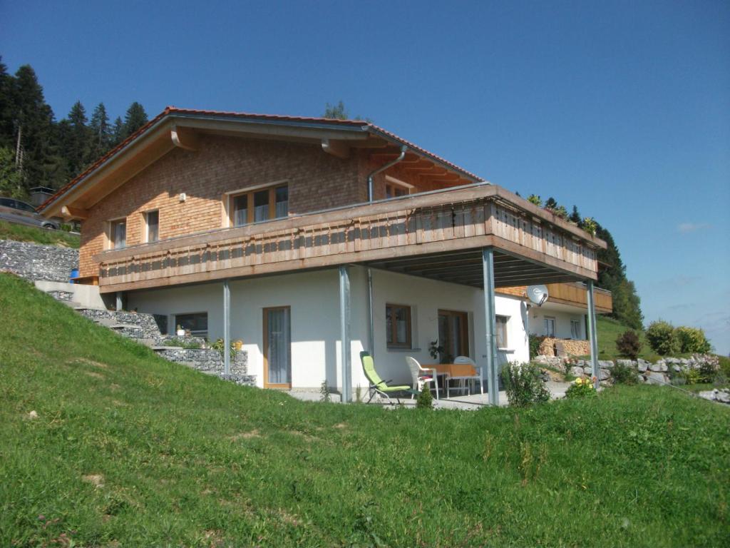 uma pequena casa no topo de uma colina em Haus Lenzhalde em Oberreute