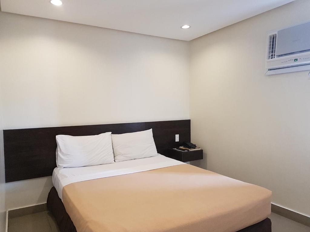 Postel nebo postele na pokoji v ubytování Cebu R Hotel Mabolo
