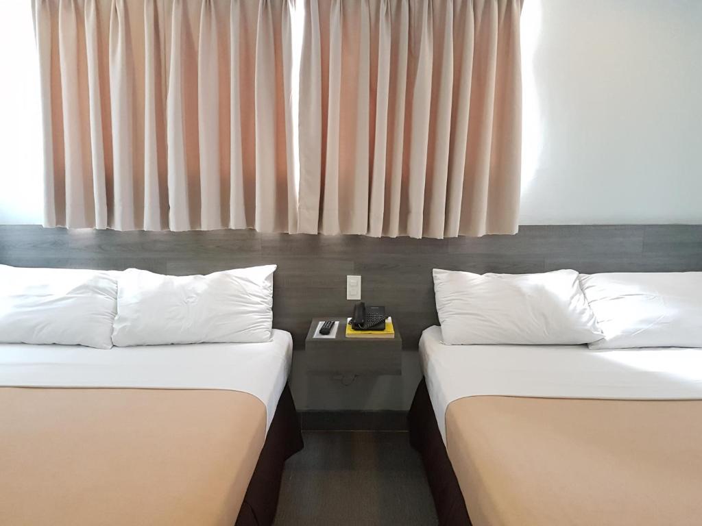 Postel nebo postele na pokoji v ubytování Cebu R Hotel Mabolo