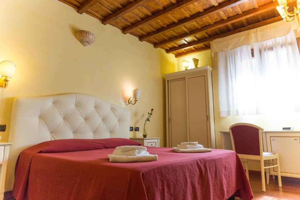 1 dormitorio con 1 cama con 2 toallas en Sweet Dream Trevi, en Roma