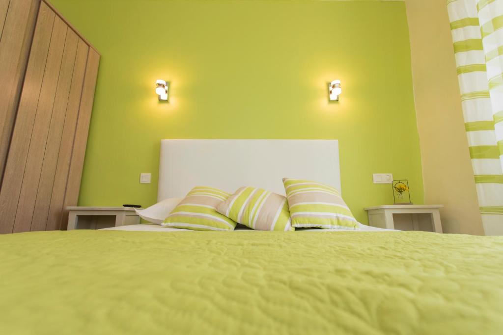 Postel nebo postele na pokoji v ubytování Auberge de la Cauquiere