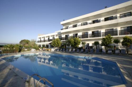 una gran piscina frente a un edificio en Souli Beach Hotel, en Polis Chrysochous