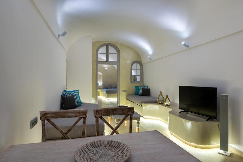 TV a/nebo společenská místnost v ubytování Nefeli Homes - Adults Only