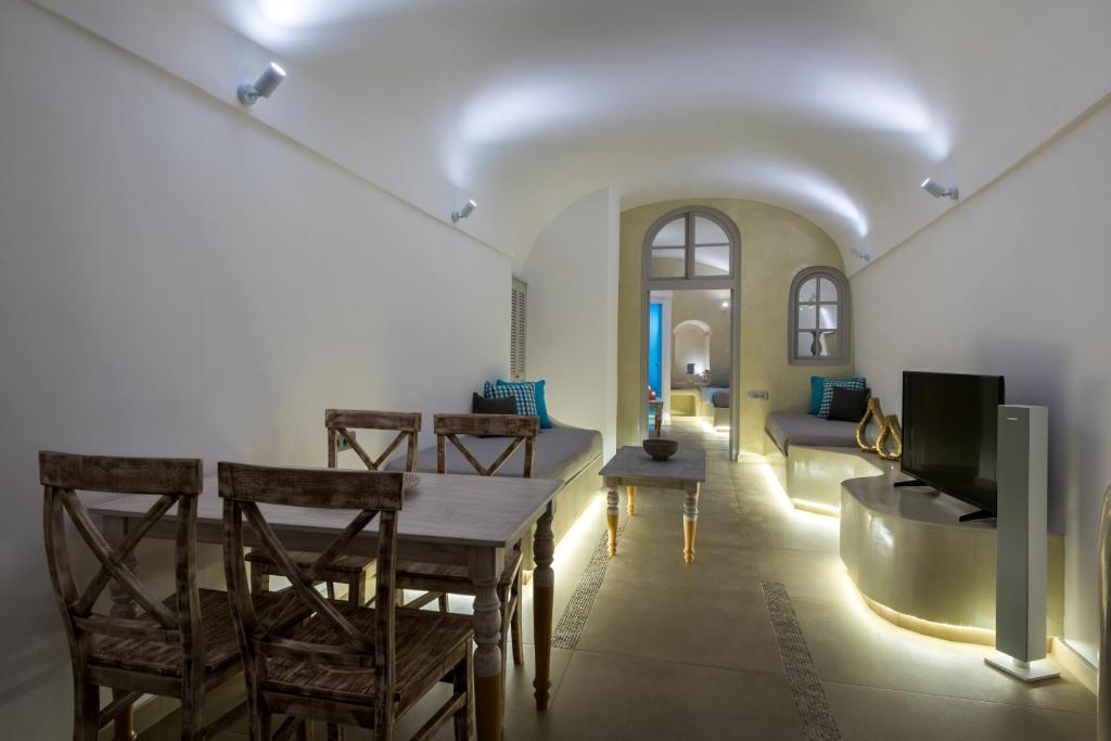 TV a/nebo společenská místnost v ubytování Nefeli Homes - Adults Only