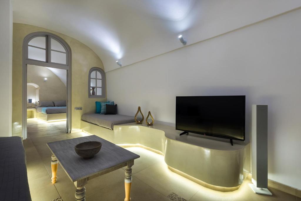 TV a/nebo společenská místnost v ubytování Nefeli Homes - Adults Only