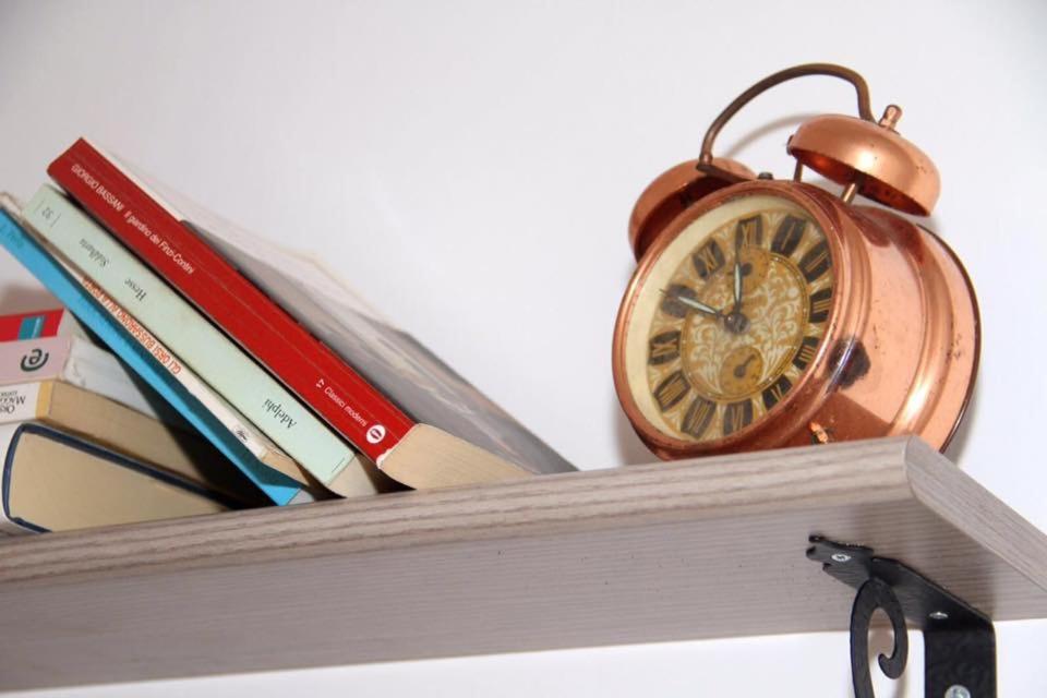 オストゥーニにあるIl Pumo Doratoの本棚上時計