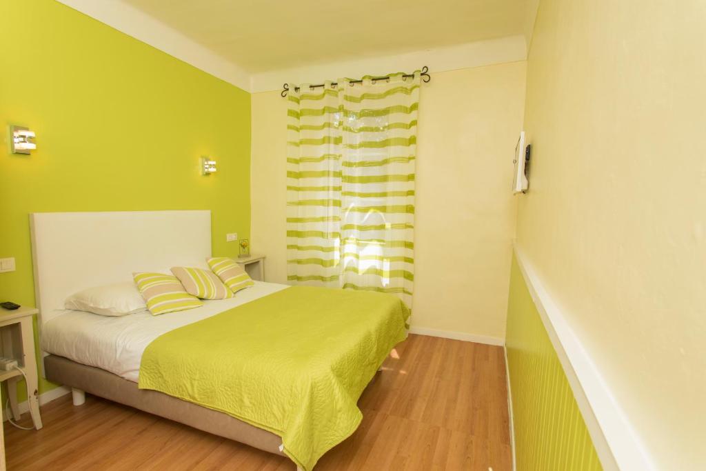 Postel nebo postele na pokoji v ubytování Auberge de la Cauquiere