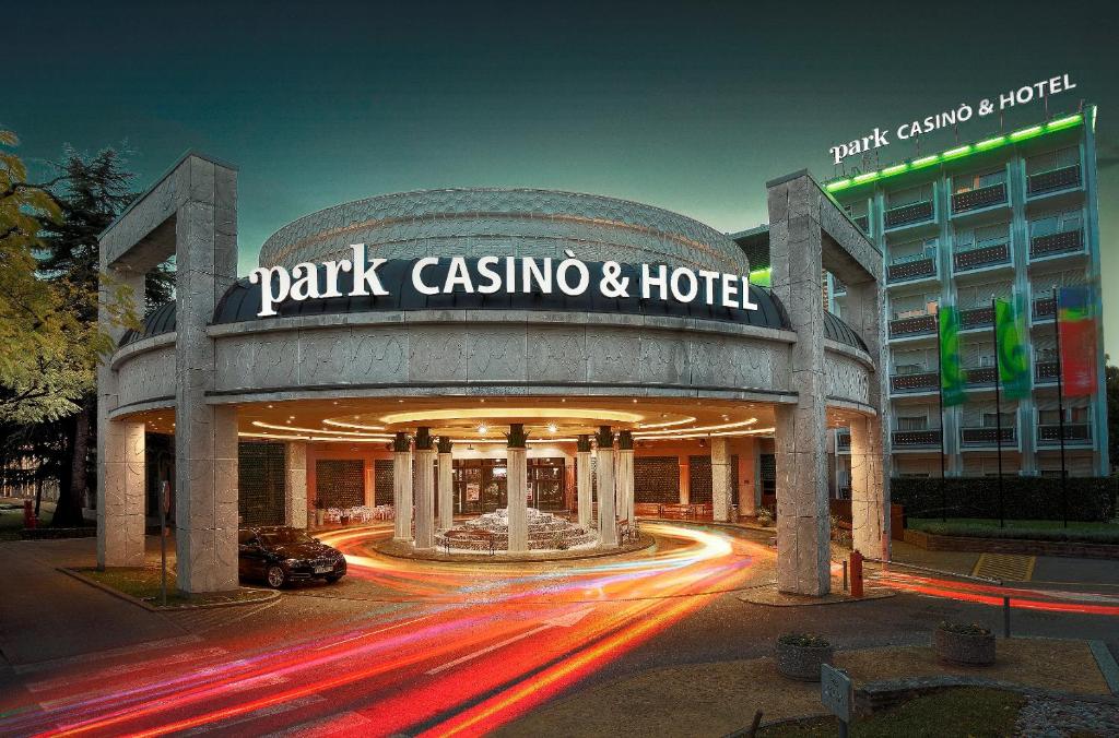 un bâtiment avec un panneau indiquant le parc du casino et de l'hôtel dans l'établissement Park, Hotel & Entertainment, à Nova Gorica