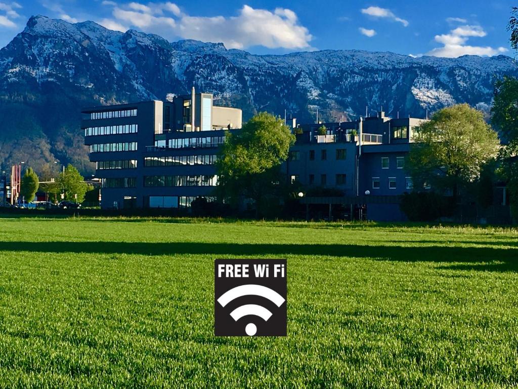 ein kostenloses WLAN-Schild auf einem Feld vor einem Gebäude in der Unterkunft Hotel Salzburg in Salzburg