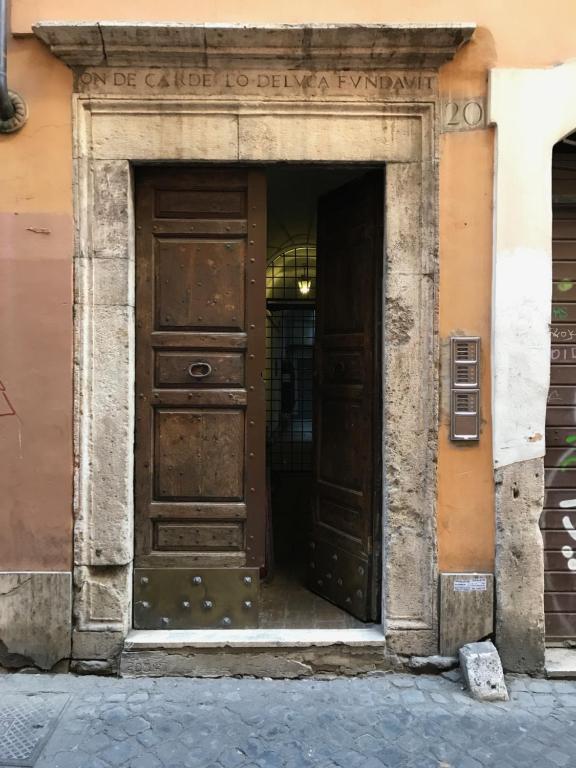 ローマにあるPiazza Farneseの木の扉が2つある建物の入口