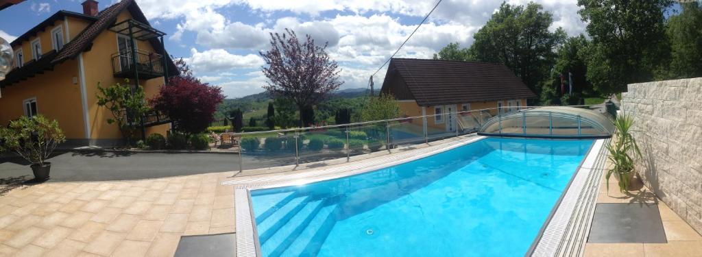 Bazén v ubytování Hotel Villa Rosa nebo v jeho okolí