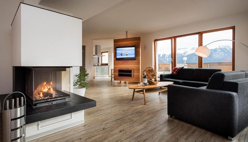 a living room with a couch and a fireplace at Bella Vista Apart in Fiss