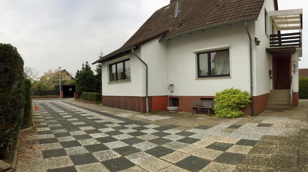 ein Haus mit einem karierten Boden davor in der Unterkunft BS Ferienhaus Nord in Lagesbüttel