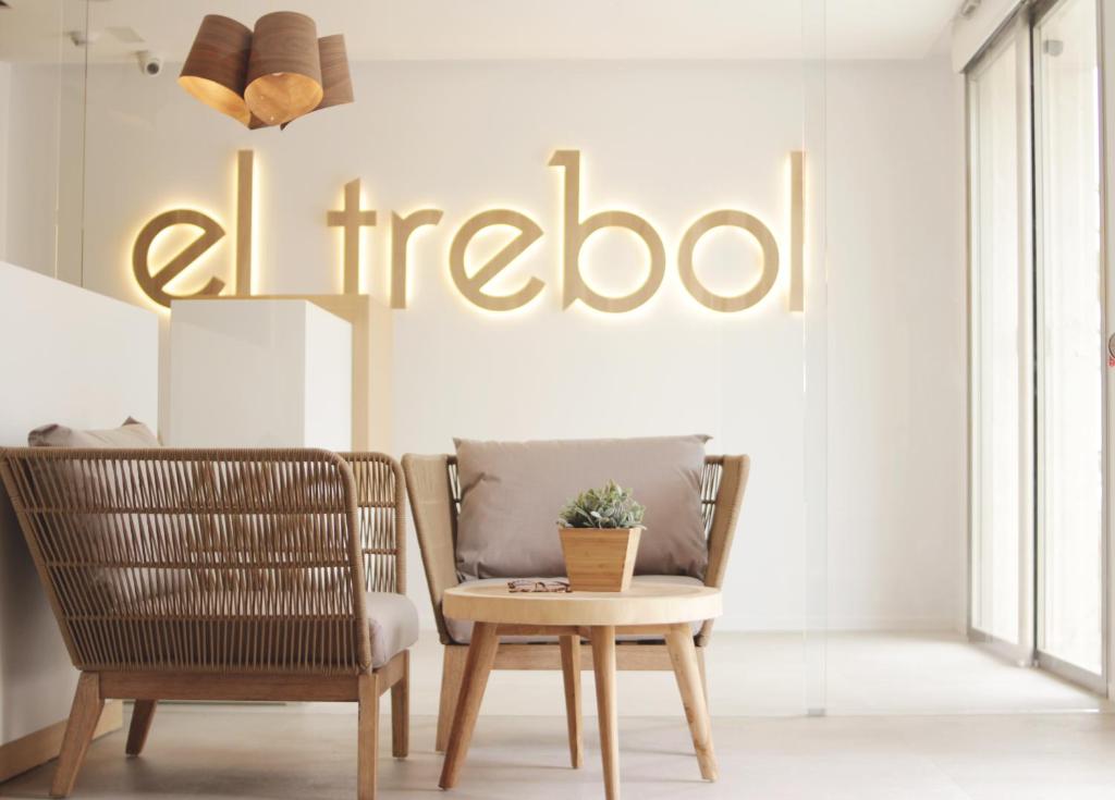 El Trebol Bar & Hotel Only Adults في كاربونيراس: كرسي وطاولة أمام متجر