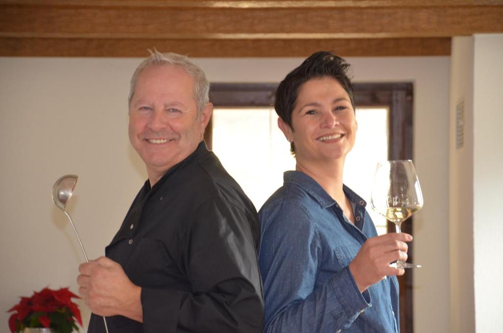 Ein Mann und eine Frau mit einem Glas Wein in der Unterkunft Hotel Restaurant Kniebishöhe in Freudenstadt