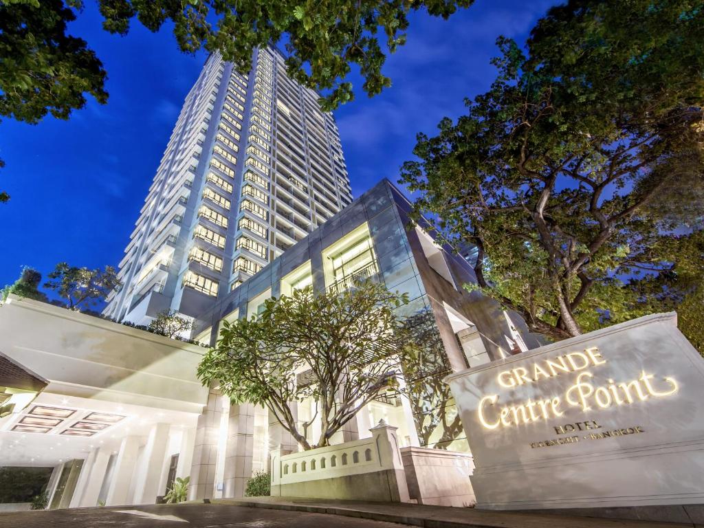 un edificio con un cartel que lee el punto del campamento del campus en Grande Centre Point Ploenchit, en Bangkok