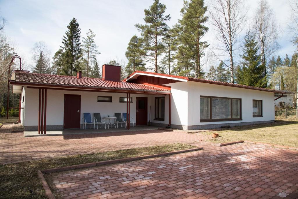 uma pequena casa com um telhado vermelho em Holiday home in Kuusankoski em Kuusankoski