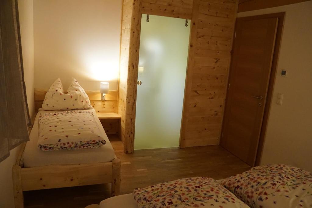 Postel nebo postele na pokoji v ubytování Wegscheiderhof
