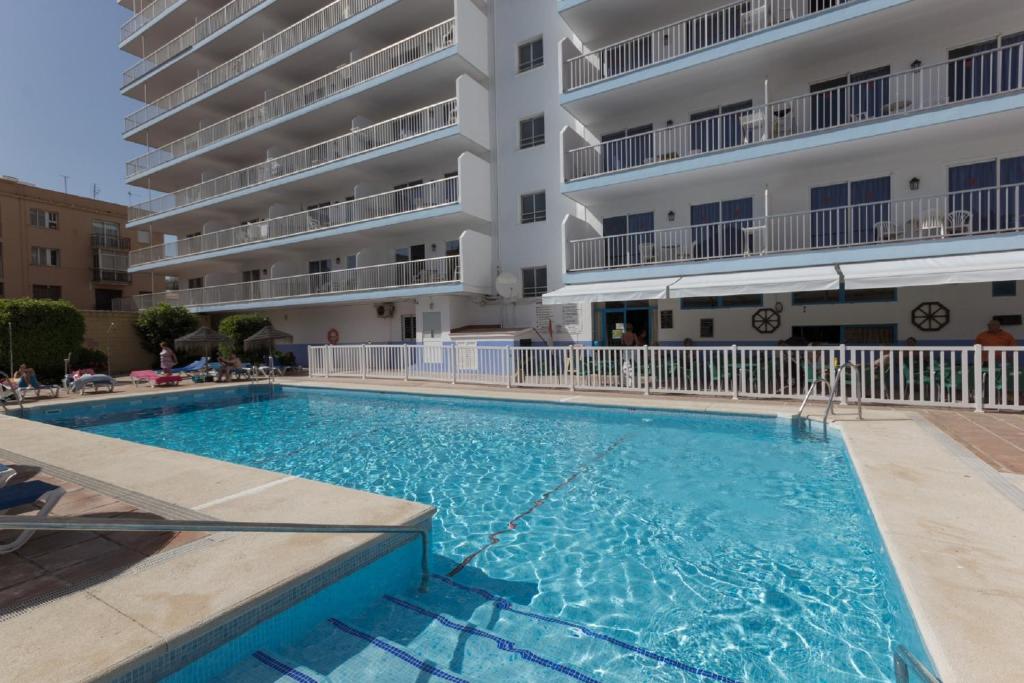 Bazén v ubytovaní Apartamentos Embajador alebo v jeho blízkosti