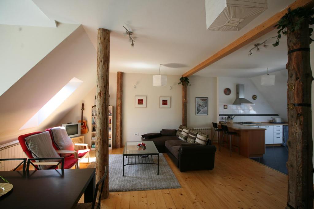 博維茨的住宿－Chalet Bovec，客厅配有沙发和桌子