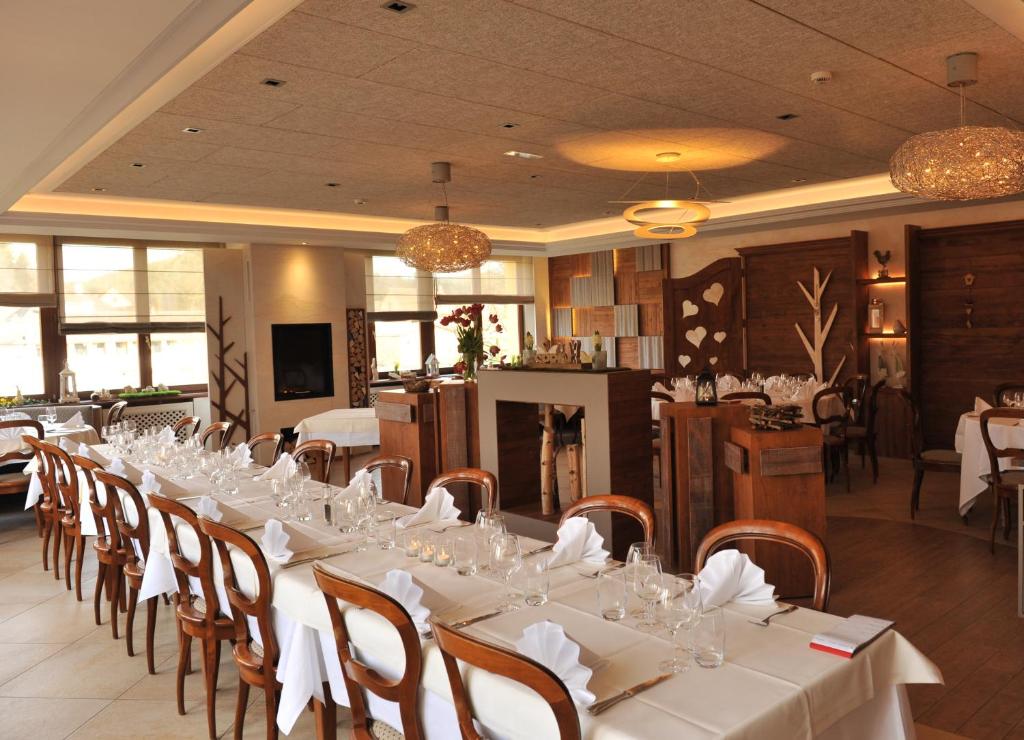TV a/nebo společenská místnost v ubytování Restaurant A l'Aigle