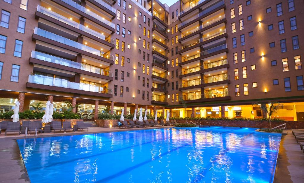カンパラにあるSpeke Apartments Wampewoの建物中央の大型スイミングプール