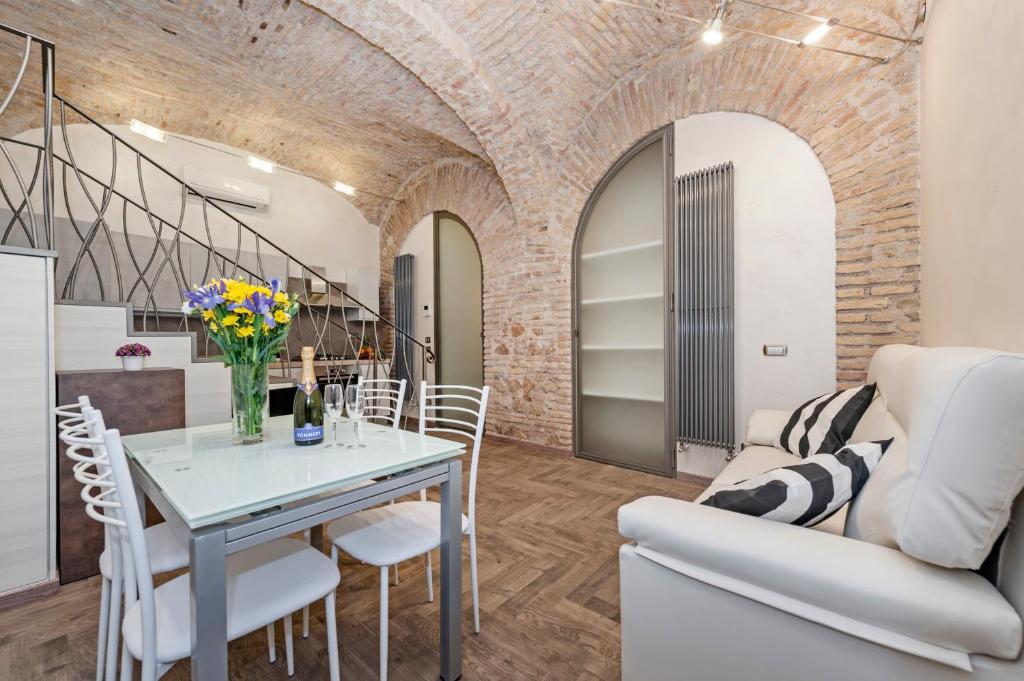 cocina y sala de estar con mesa y sillas en White flat Rione Monti, en Roma