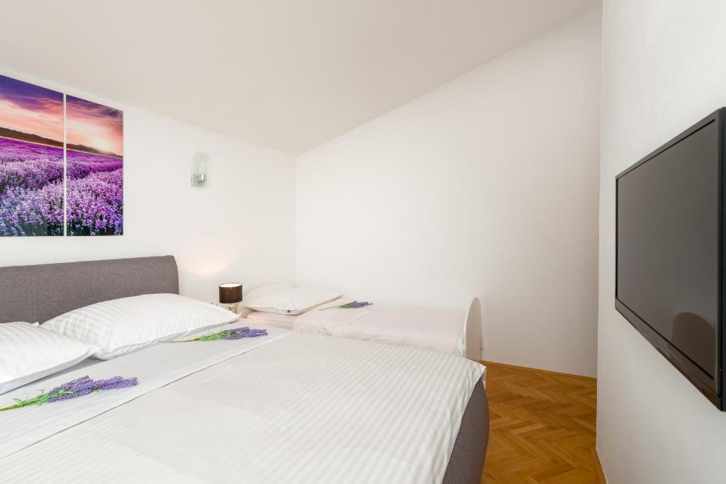 Televízia a/alebo spoločenská miestnosť v ubytovaní Spalato Dream Apartmants