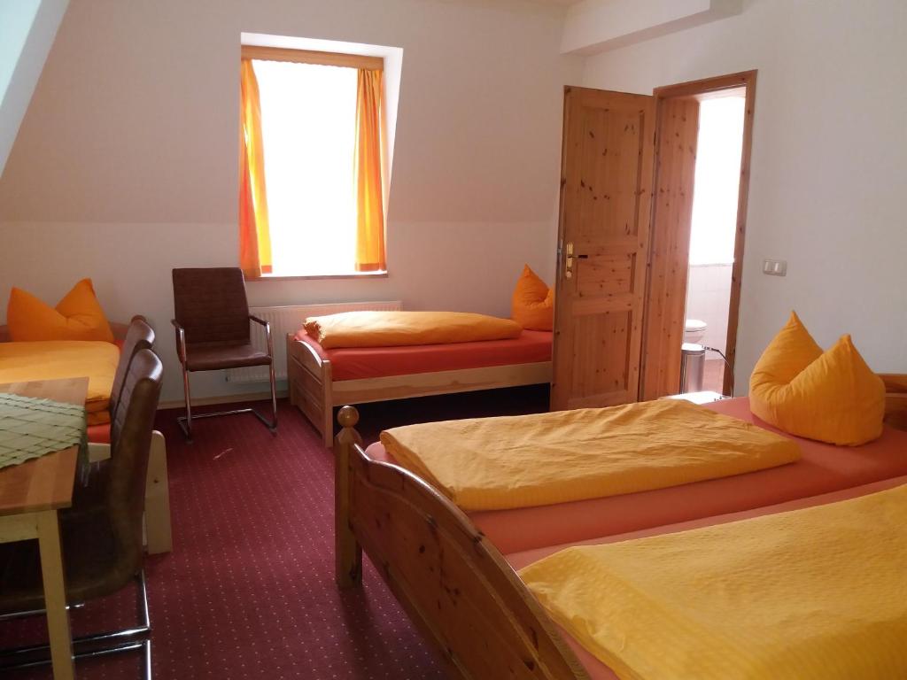 Postel nebo postele na pokoji v ubytování Gästehaus Loschwitz