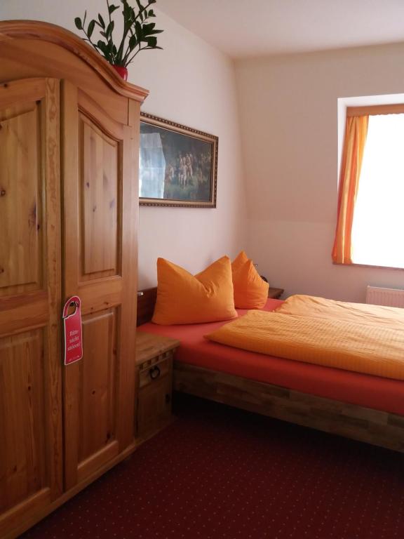 Postel nebo postele na pokoji v ubytování Gästehaus Loschwitz