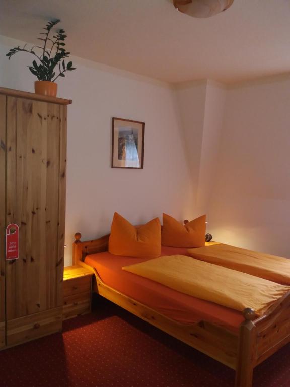 Postel nebo postele na pokoji v ubytování Gästehaus Loschwitz