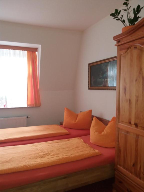 Postel nebo postele na pokoji v ubytování Gästehaus Loschwitz