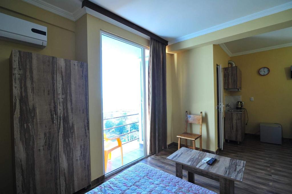Postel nebo postele na pokoji v ubytování Magnetic Sand Hotel