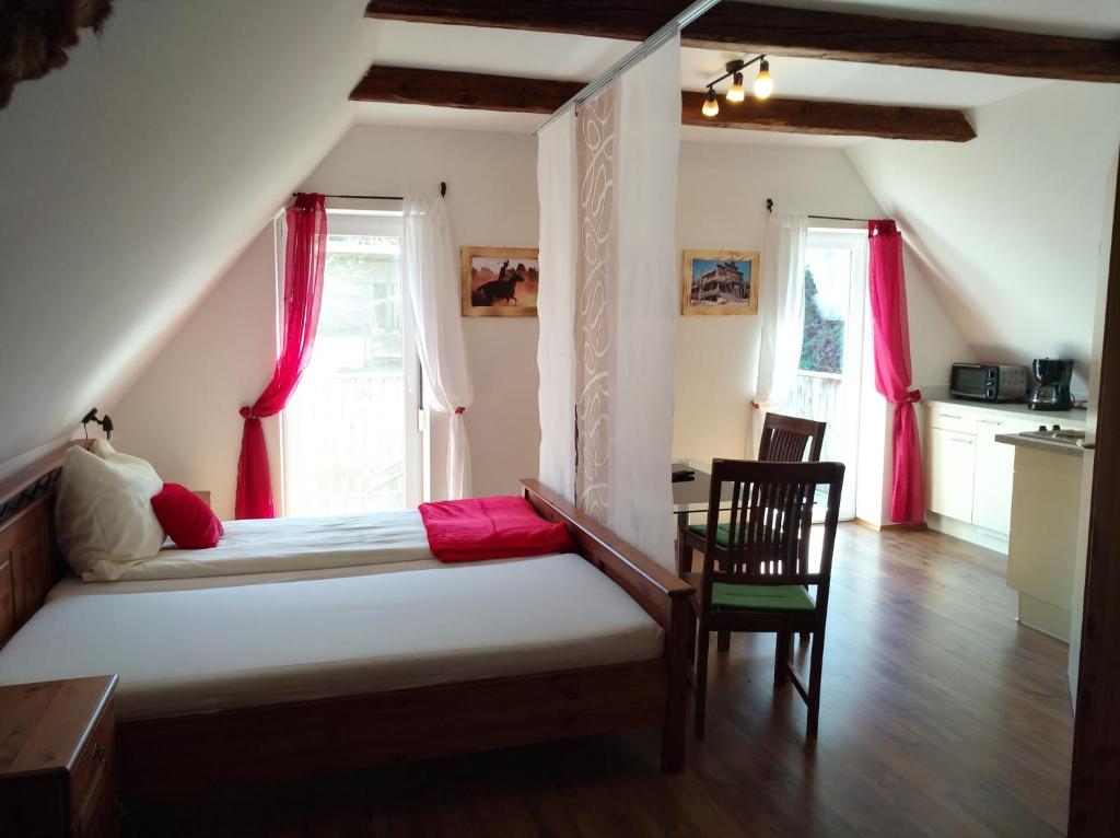 Schlafzimmer mit einem Bett mit roten Vorhängen und einem Stuhl in der Unterkunft Wohlfühlbauernhof Siebernegg in Eibiswald
