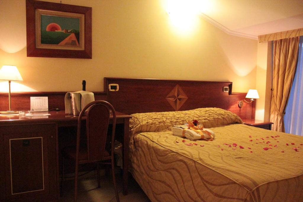 Postel nebo postele na pokoji v ubytování Lion's Hotel