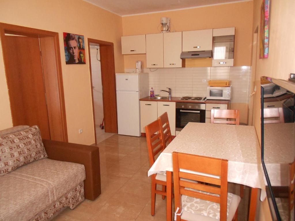 Kuchyňa alebo kuchynka v ubytovaní Apartments Burazer