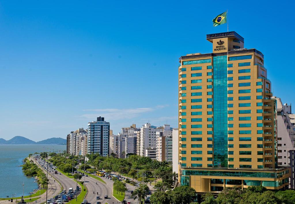 um edifício alto com uma torre de relógio em cima em Majestic Palace Hotel em Florianópolis