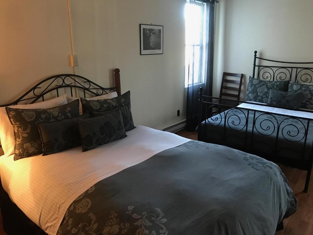 Ένα ή περισσότερα κρεβάτια σε δωμάτιο στο Dominion Hotel