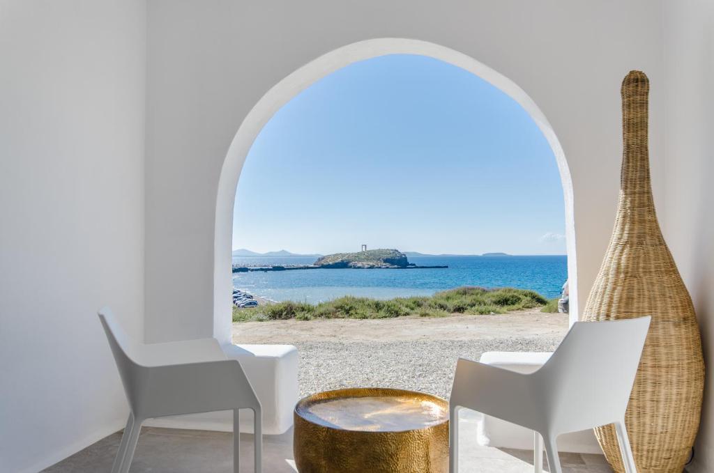 ナクソス・コラにあるCyano Suitesの海の景色を望む客室です。