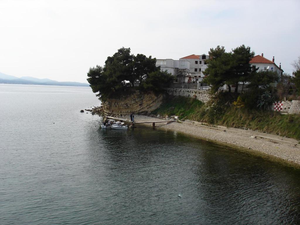 einen Strand mit einem Boot im Wasser in der Unterkunft Sea view apartman Antonio in Zadar