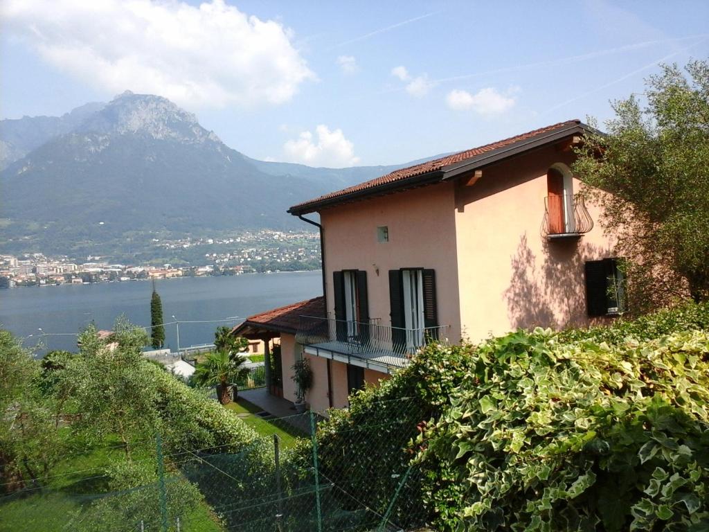 ein Haus mit Bergblick in der Unterkunft B&B L'erica in Oliveto Lario