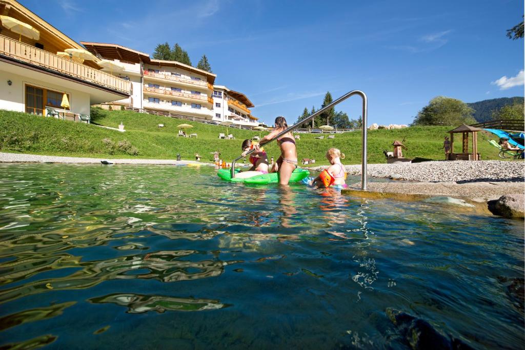 Bazén v ubytování Hotel Berghof nebo v jeho okolí