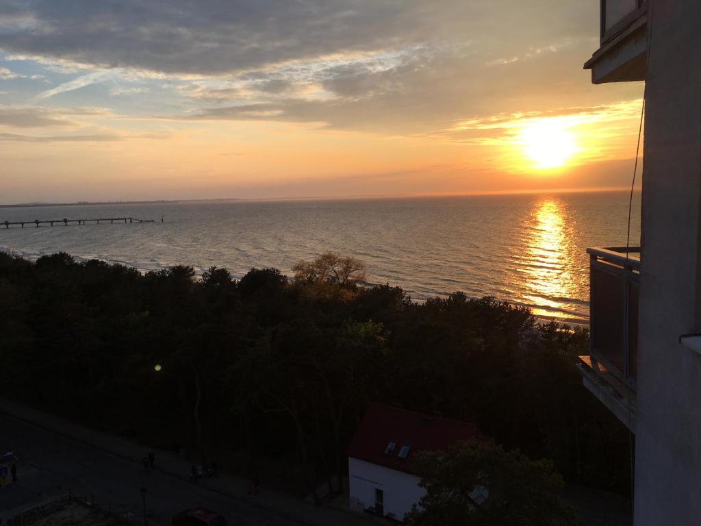 vista para o mar ao pôr-do-sol a partir de um edifício em Wolin-Travel Campingowa z widokiem na morze em Międzyzdroje