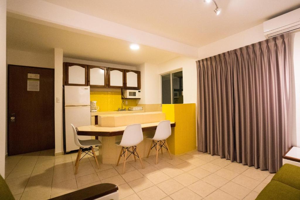 Kuchyň nebo kuchyňský kout v ubytování Hotel Suites Regina