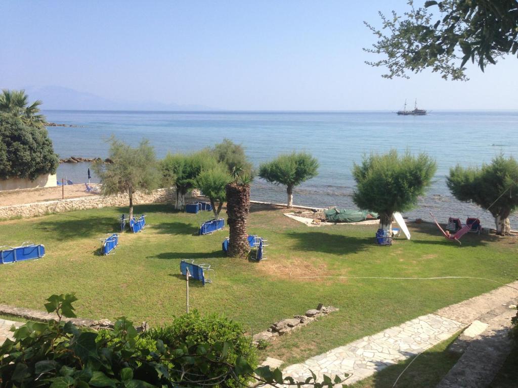 um parque com vista para o oceano em Diomare Villas em Kypseli