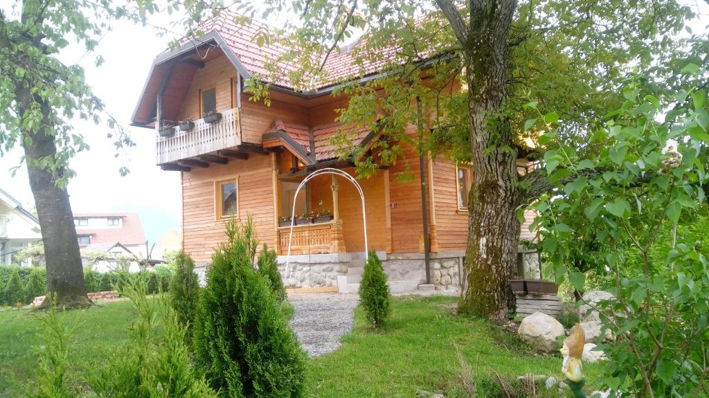 Casa de madera con balcón en la parte superior. en Apartments Nina, en Bled