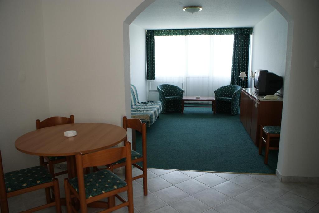 A television and/or entertainment centre at Riviera Park Hotel