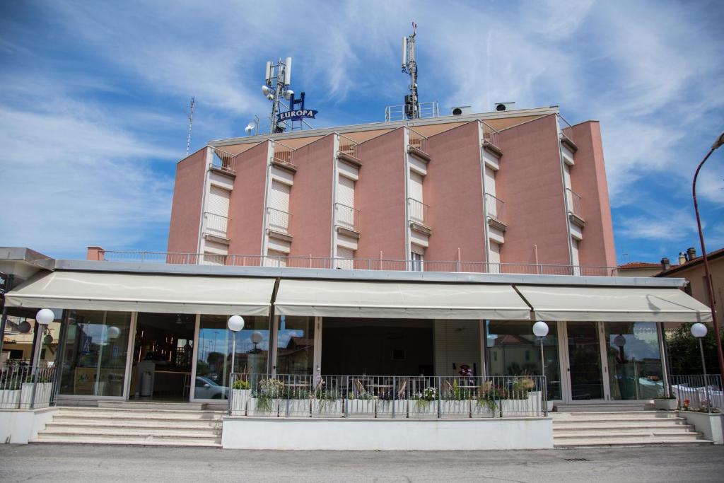 un gran edificio rosa con planta Aveth en Hotel Turismo Europa, en Casal Borsetti